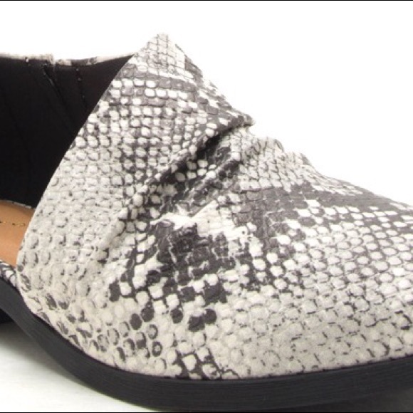 1 left! Qupid Tuxedo Python Snake Open Side Flat - Picture 5 of 8